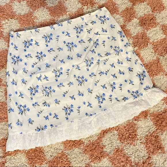 emory park Dresses & Skirts - Emory Park Blue Ditsy Floral Eyelet Lace Detail Mini Skirt Sz L NWT